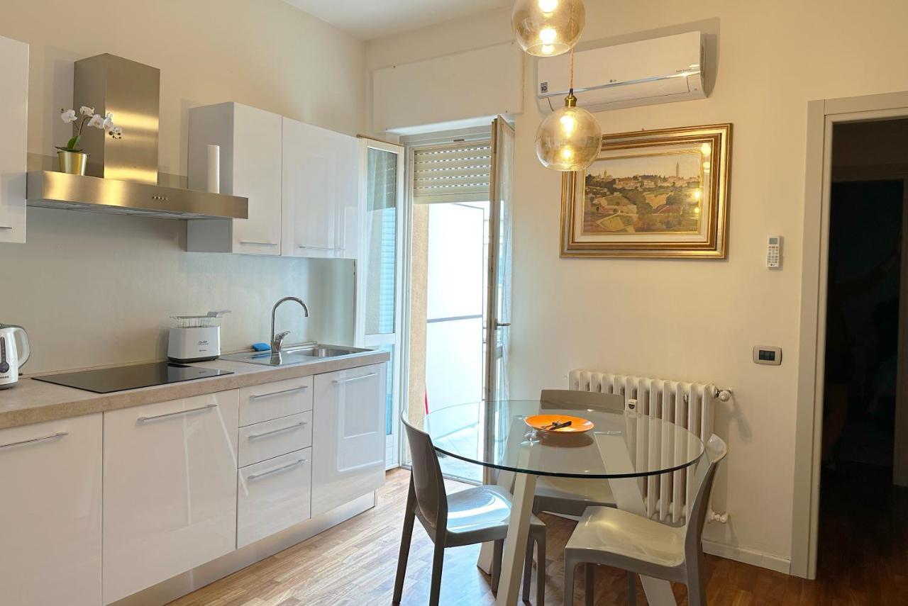 La Casa Di Paola E Betti Appartement Alba  Buitenkant foto