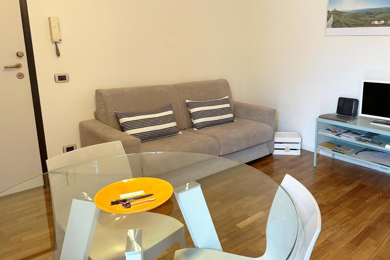 La Casa Di Paola E Betti Appartement Alba  Buitenkant foto
